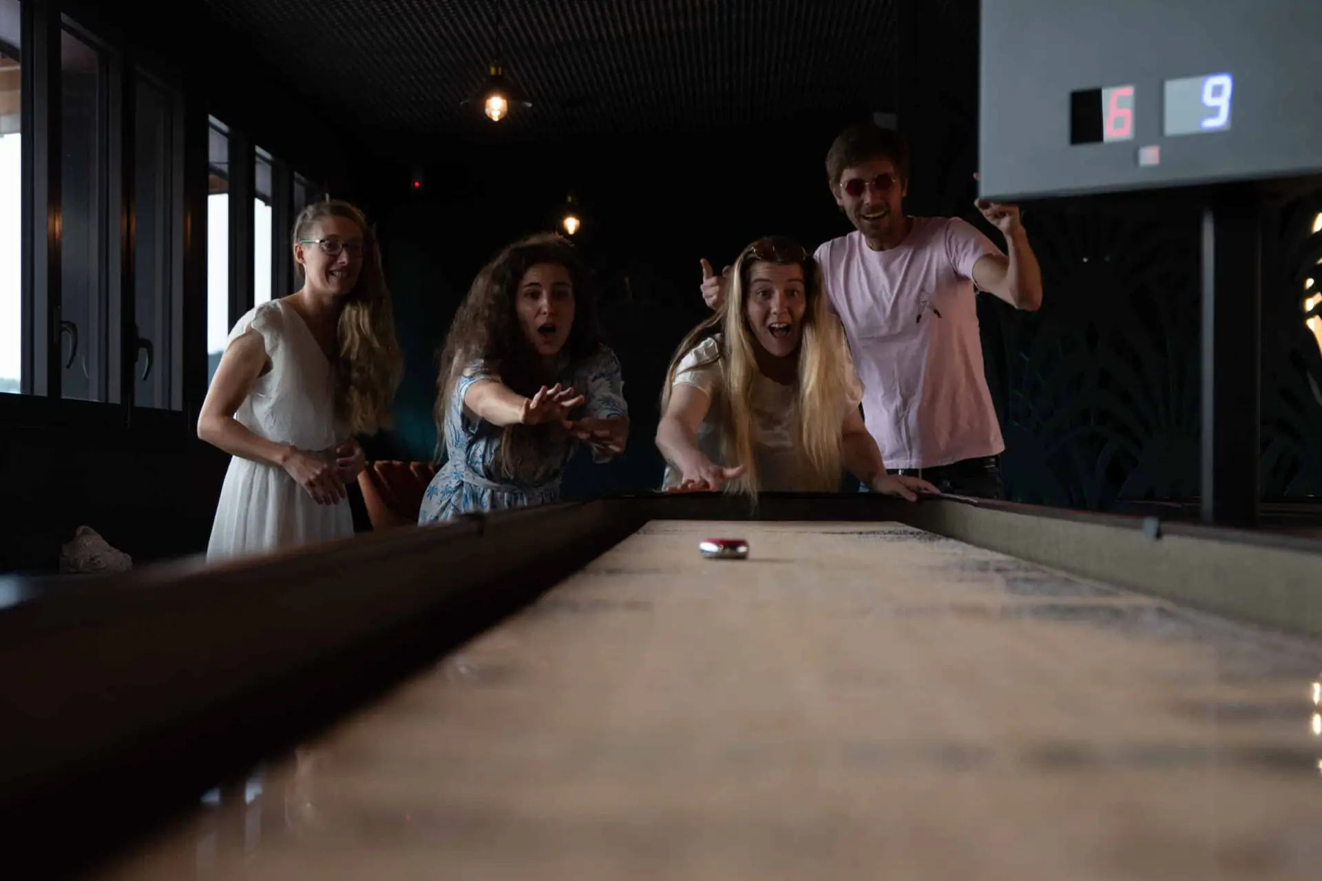 Team building Deauville - Fléchettes et shuffleboard, jeux de bar premium pour soirées d'entreprise
